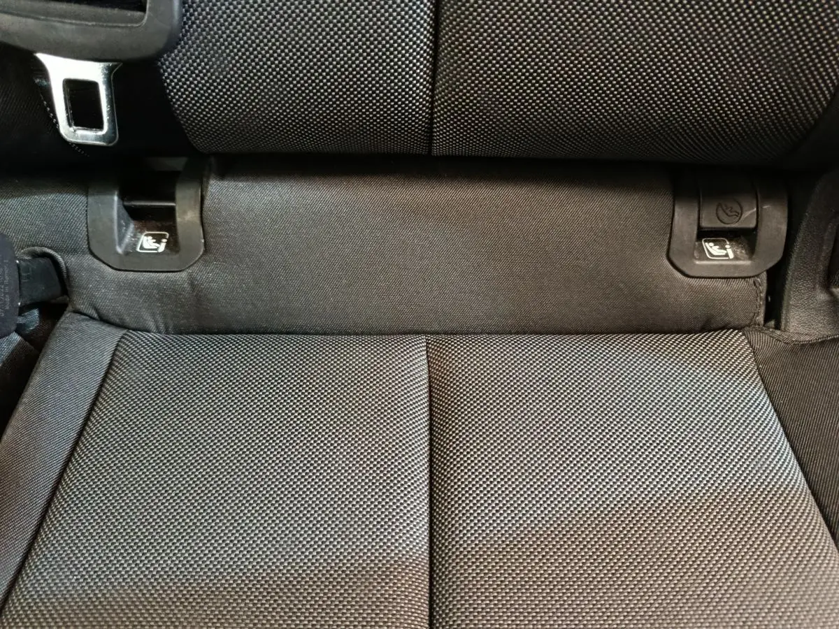Gros plan sur la banquette arrière noire de l'Audi Q3 Sportback 35 TDI 150 Business Line avec fixation Isofix visible.