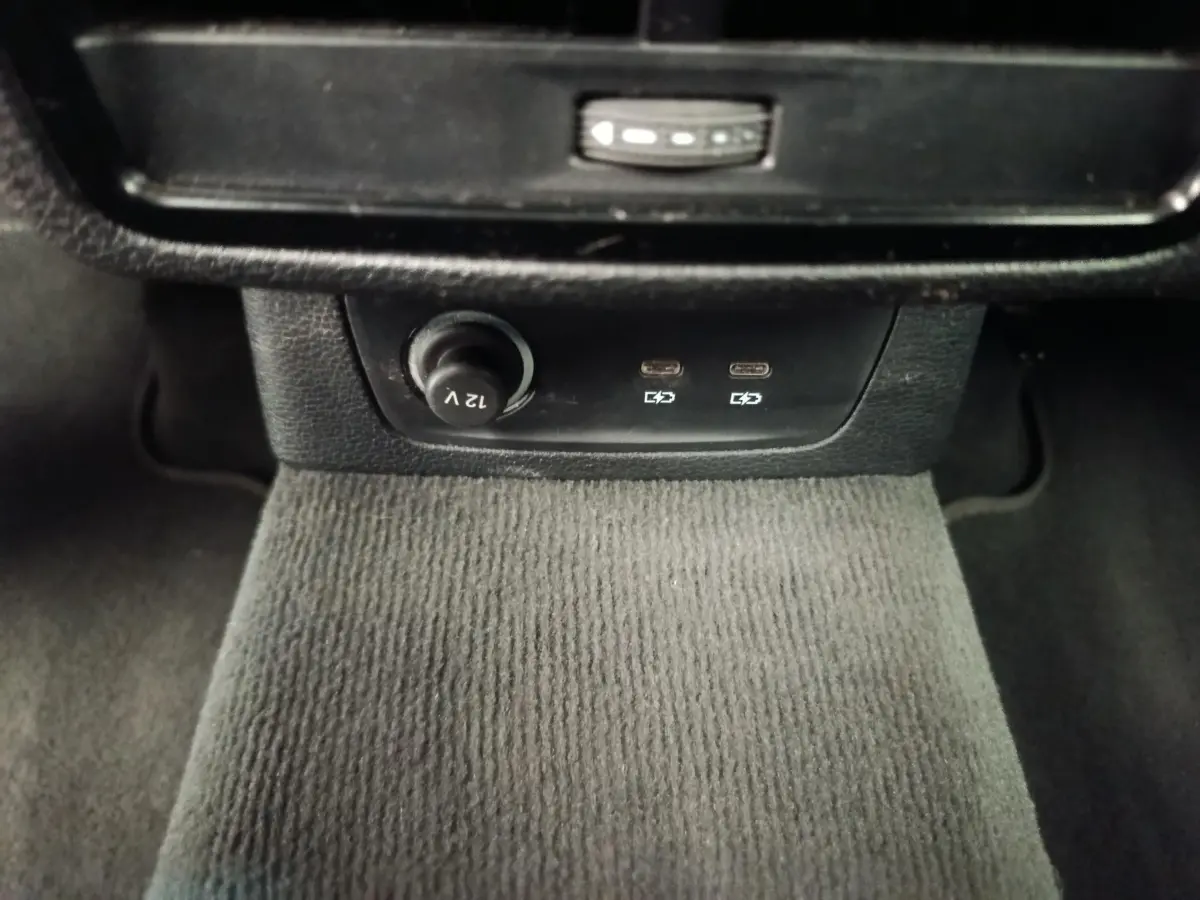Prise 12V et deux ports USB-C visibles en bas de la console centrale de l'Audi Q3 Sportback noir.