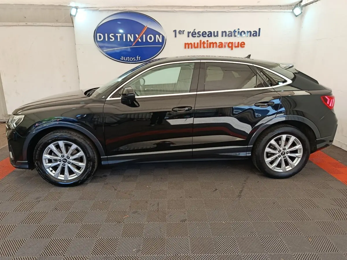 Audi Q3 Sportback 35 TDI noir vue de profil côté gauche, avec jantes alliage et toit plongeant caractéristique.