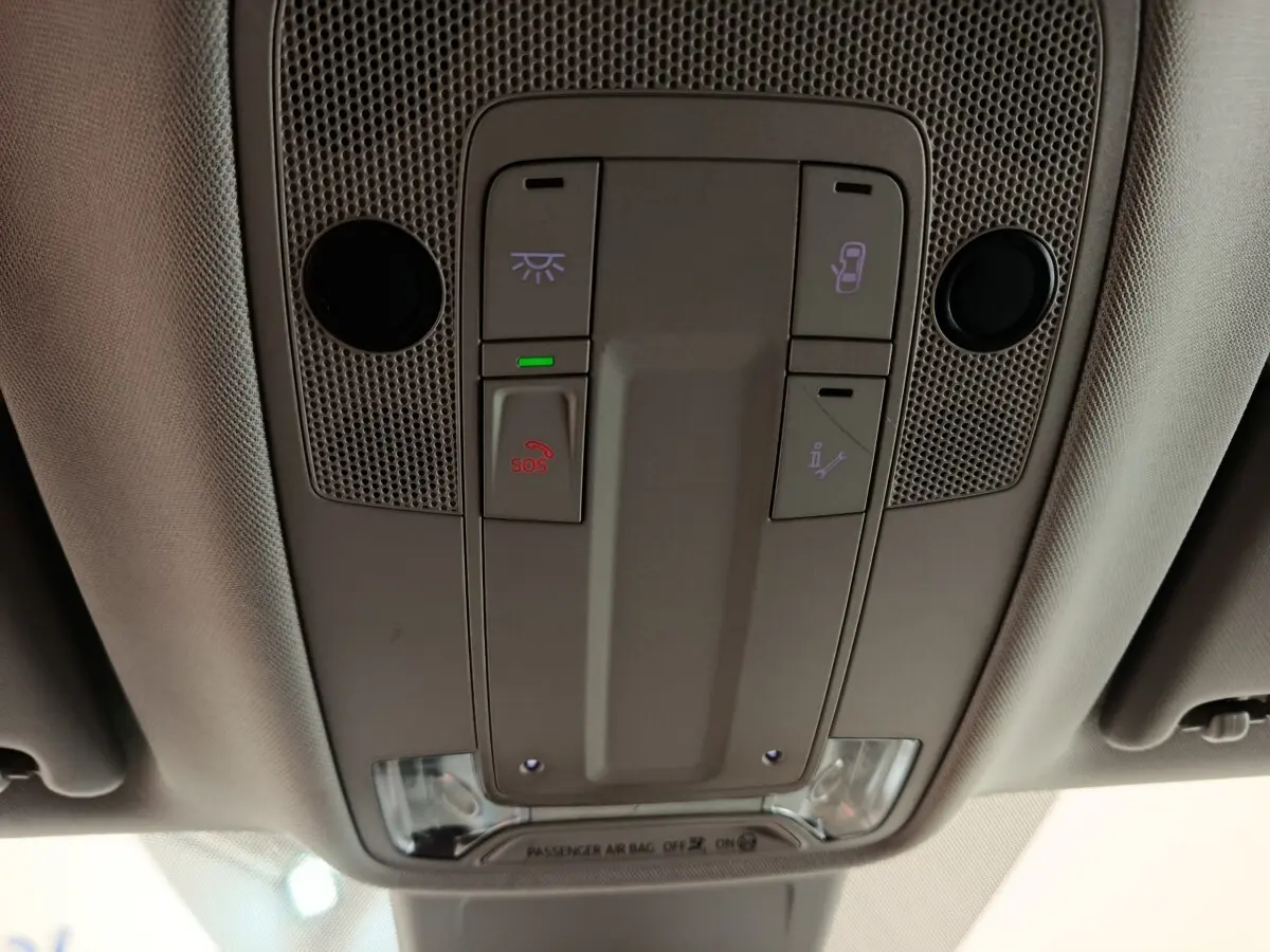 Vue intérieure du plafonnier gris avec commandes d’éclairage et bouton SOS de l’Audi Q3 Sportback 35 TDI 2023.