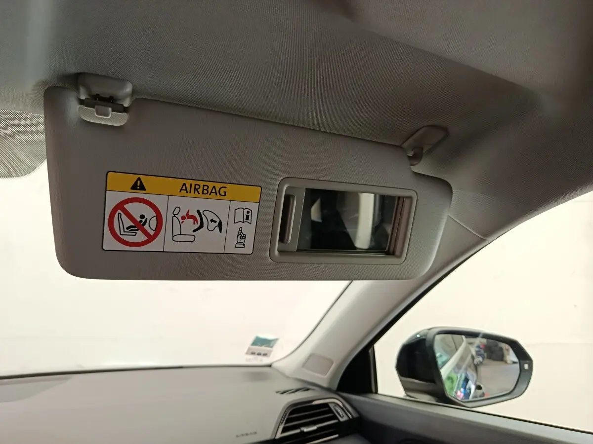 Détail du pare-soleil côté conducteur avec miroir intégré dans l'Audi Q3 Sportback noir, vue intérieure côté gauche.