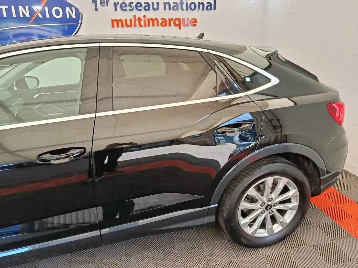 Vue latérale droite de l'Audi Q3 Sportback 35 TDI noir, mettant en valeur la ligne de toit plongeante et les jantes alliage.