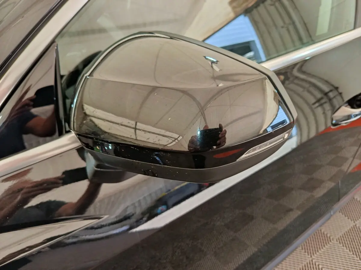 Gros plan sur le rétroviseur droit noir brillant de l'Audi Q3 Sportback 35 TDI 150 Business Line 2023.