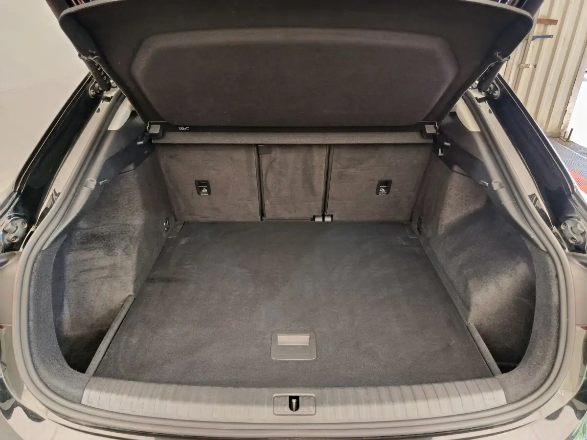 Coffre ouvert noir de l'Audi Q3 Sportback 35 TDI 150 Business Line, vue intérieure arrière montrant l'espace de chargement.