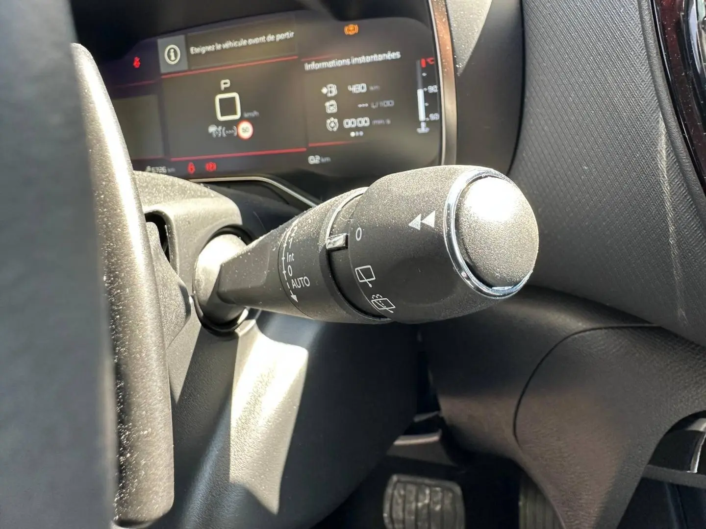 Gros plan sur la commande d’essuie-glace côté gauche du tableau de bord du Citroën C5 Aircross gris Platinium 2025.