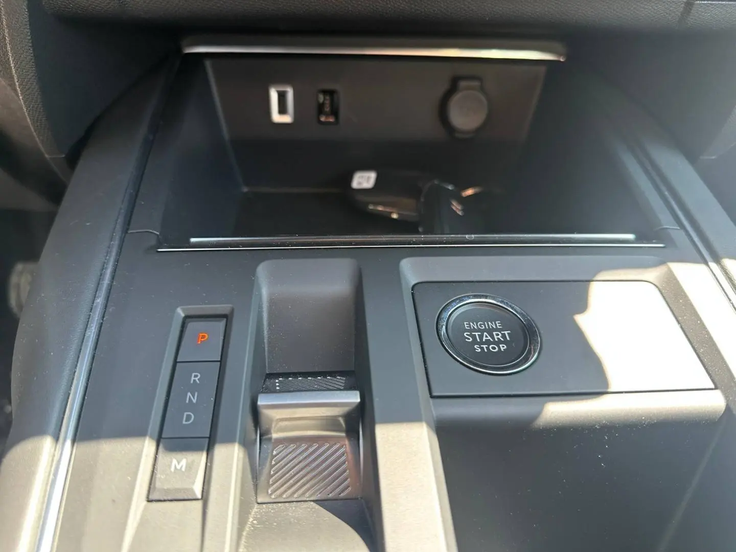 Gros plan sur la console centrale intérieure du Citroën C5 Aircross gris Platinium, avec bouton start/stop et levier de boîte auto.