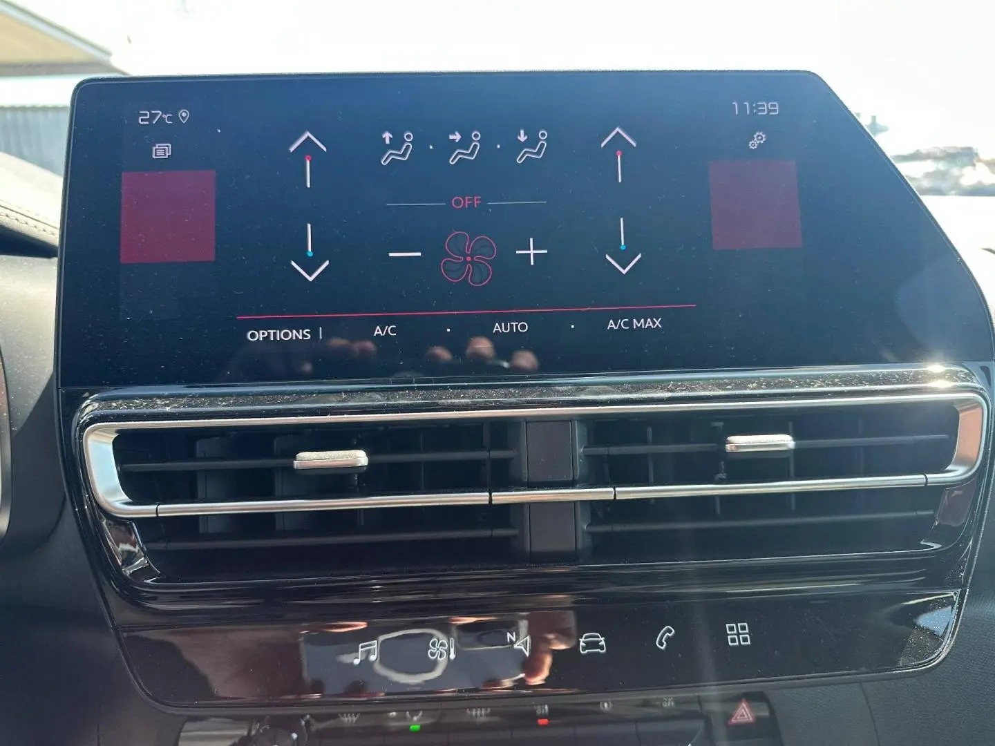 Écran tactile de climatisation et aérateurs centraux du tableau de bord du Citroën C5 Aircross gris Platinium.