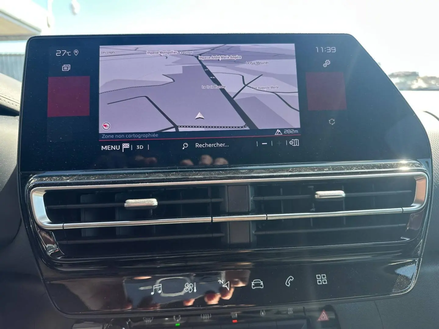 Écran tactile central avec navigation GPS et aérateurs horizontaux dans l’habitacle du Citroën C5 Aircross gris Platinium.