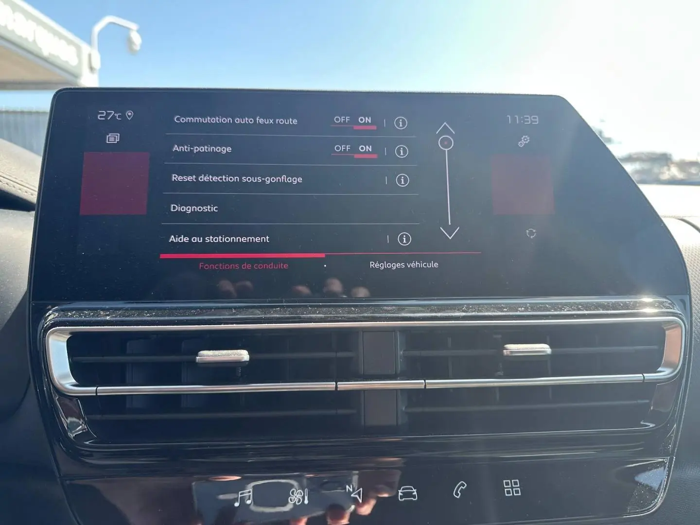 Écran tactile central et aérateurs du tableau de bord du Citroën C5 Aircross gris Platinium, vue frontale rapprochée.