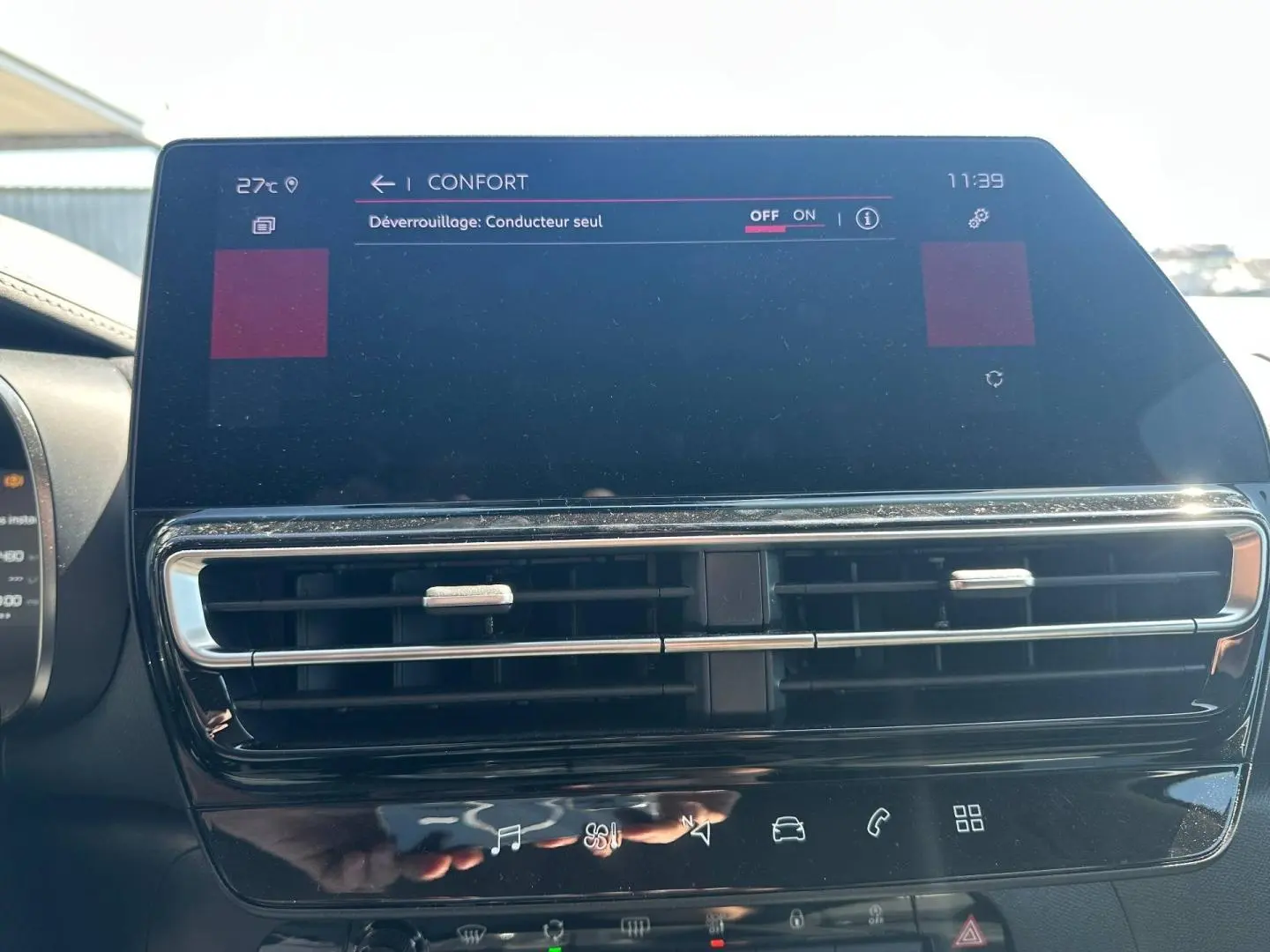 Écran tactile central et aérateurs horizontaux du tableau de bord du Citroën C5 Aircross gris Platinium 2025.