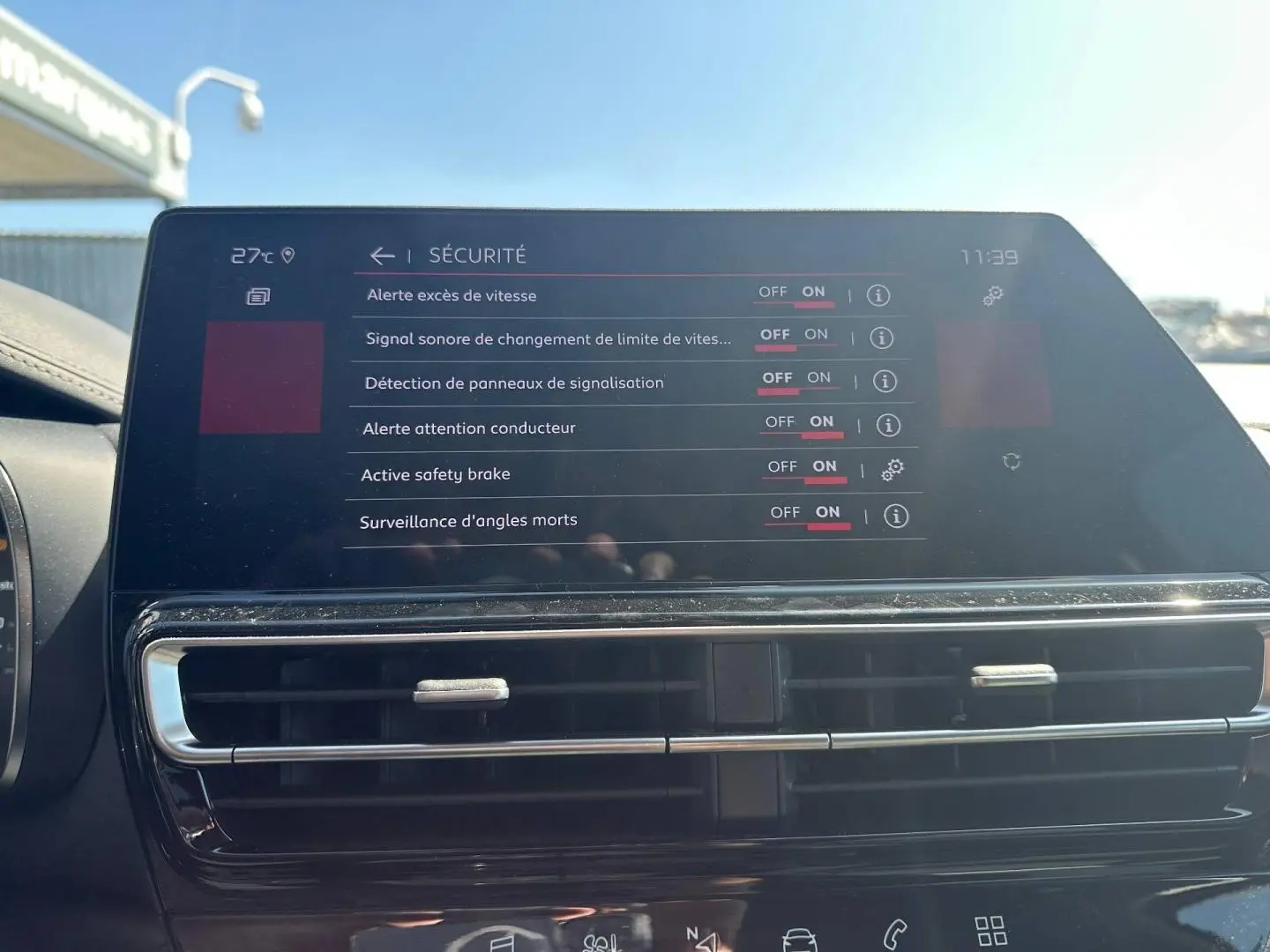 Écran tactile central intérieur du Citroën C5 Aircross 2025 gris Platinium, affichant les options de sécurité activées.