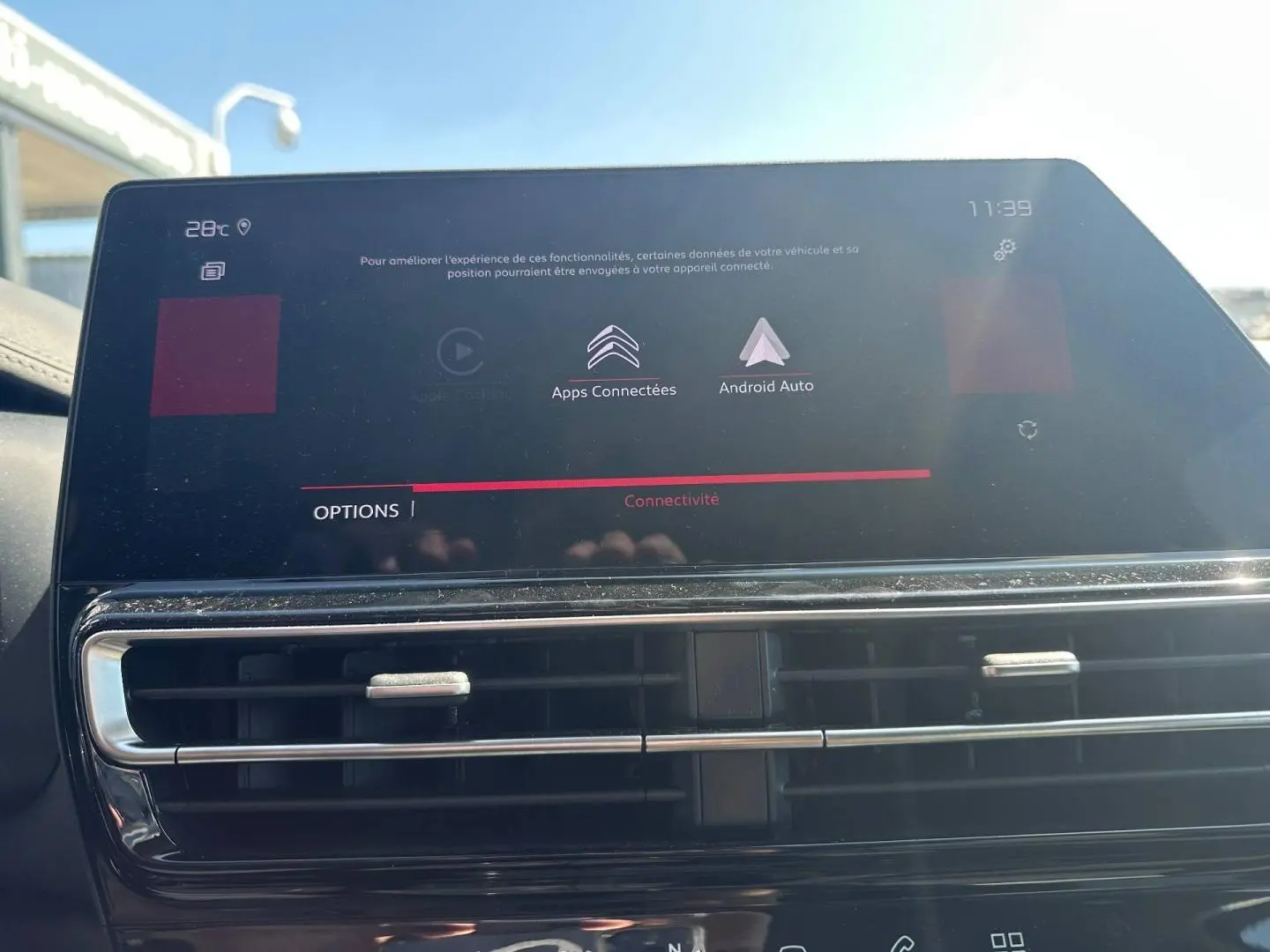 Écran tactile central affichant les options de connectivité dans l’habitacle du Citroën C5 Aircross 2025.