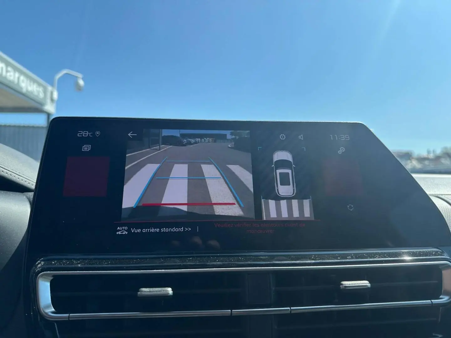 Écran tactile intérieur du Citroën C5 Aircross 2025 montrant la caméra de recul avec vue arrière et guidage.