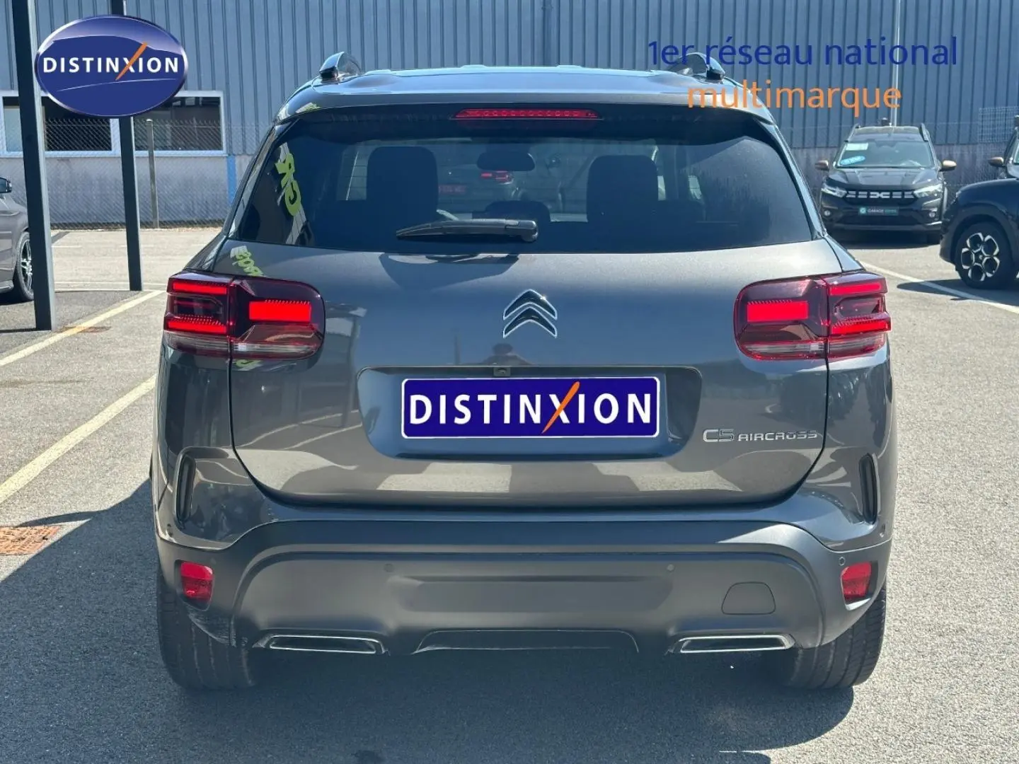 Vue arrière d'un Citroën C5 Aircross gris Platinium 2025 avec feux LED et double sortie d'échappement intégrée.