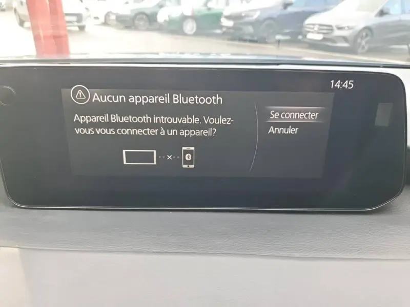 Écran multifonction affichant un message Bluetooth dans l'habitacle d'une Mazda3 2024.