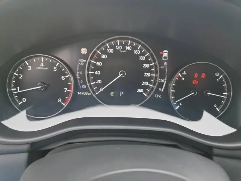 Tableau de bord de Mazda3 2025 avec compte-tours, compteur de vitesse et indicateurs numériques affichés.