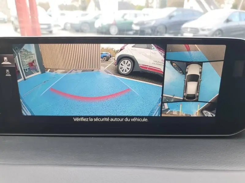 Écran de caméra 360° montrant la zone arrière et vue aérienne d'une Mazda3 Platinum Quartz Métallisé en stationnement.