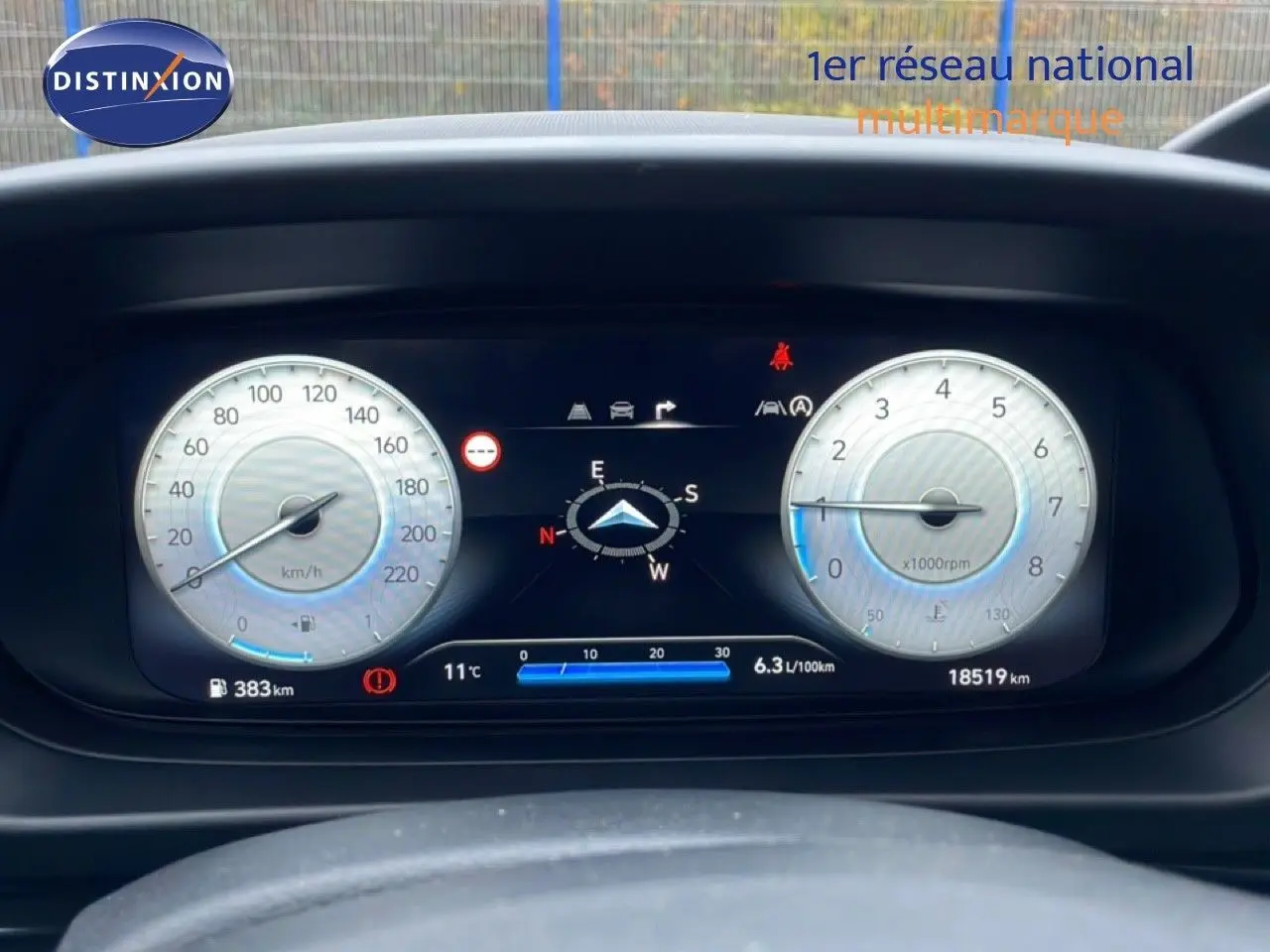 Tableau de bord numérique de la Hyundai i20 2025, affichant vitesse, compte-tours et boussole en vue frontale.