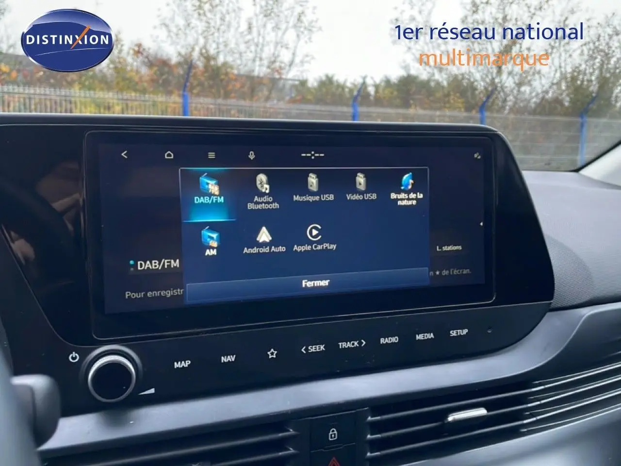 Écran tactile central affichant les options multimédia dans l'habitacle d'une Hyundai i20 2025.