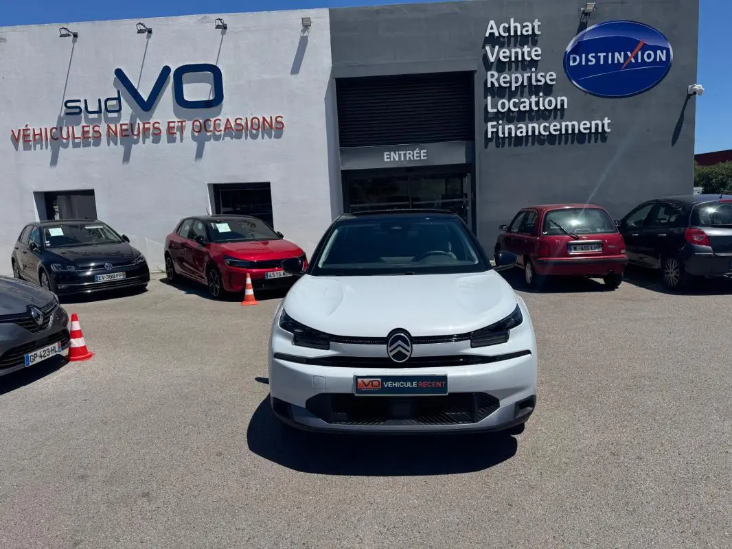 Citroën C4 hybride blanc vue de face, avec calandre distinctive et jantes alliage 18 pouces visibles.