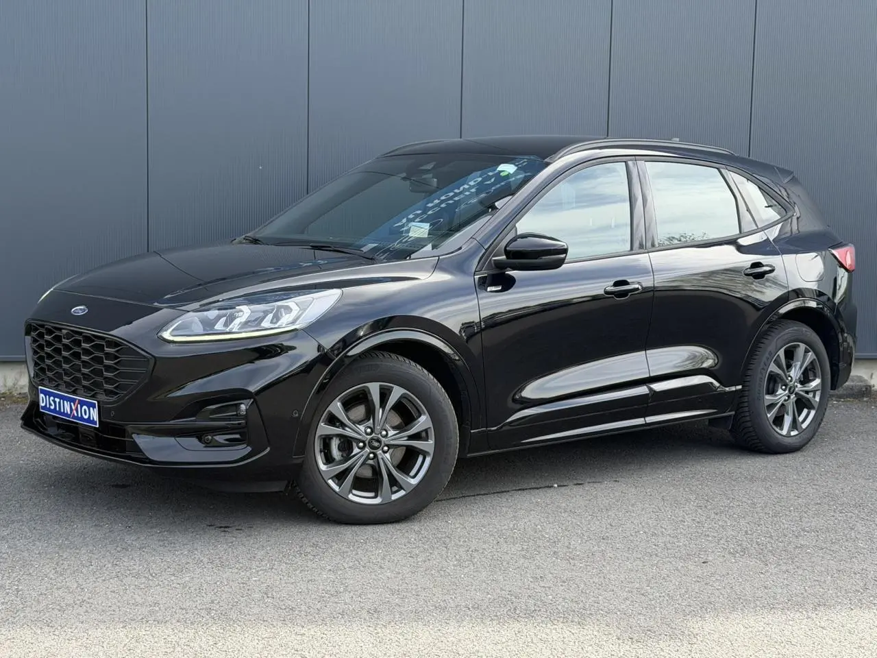 Ford Kuga 2.0 EcoBlue 120 BVA ST-Line noir Agathe en 3/4 avant droit, avec jantes alliage et calandre noire distinctive.