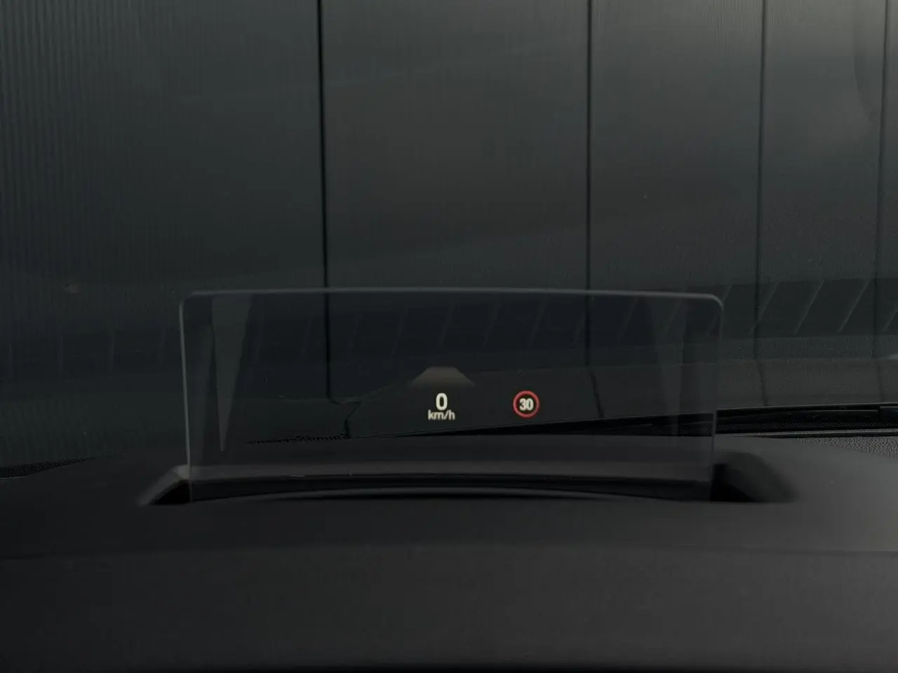 Affichage tête haute HUD du Ford Kuga 2023 montrant la vitesse et la limitation à 30 km/h, vue intérieure frontale.