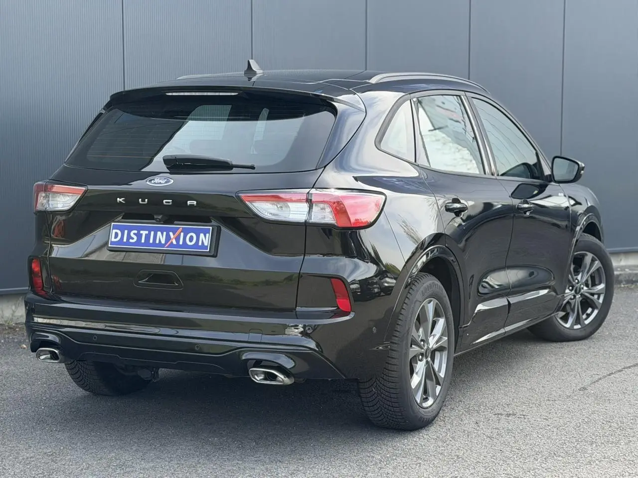 Vue 3/4 arrière droite du Ford Kuga noir Agathe avec double sortie d'échappement et jantes alliage 18 pouces.