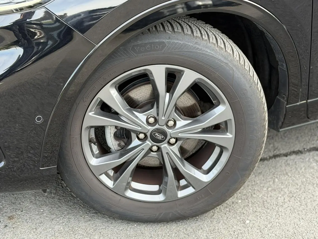 Gros plan sur la roue avant gauche du Ford Kuga noir Agathe avec jante alliage 18 pouces 5x2 branches ST-Line.