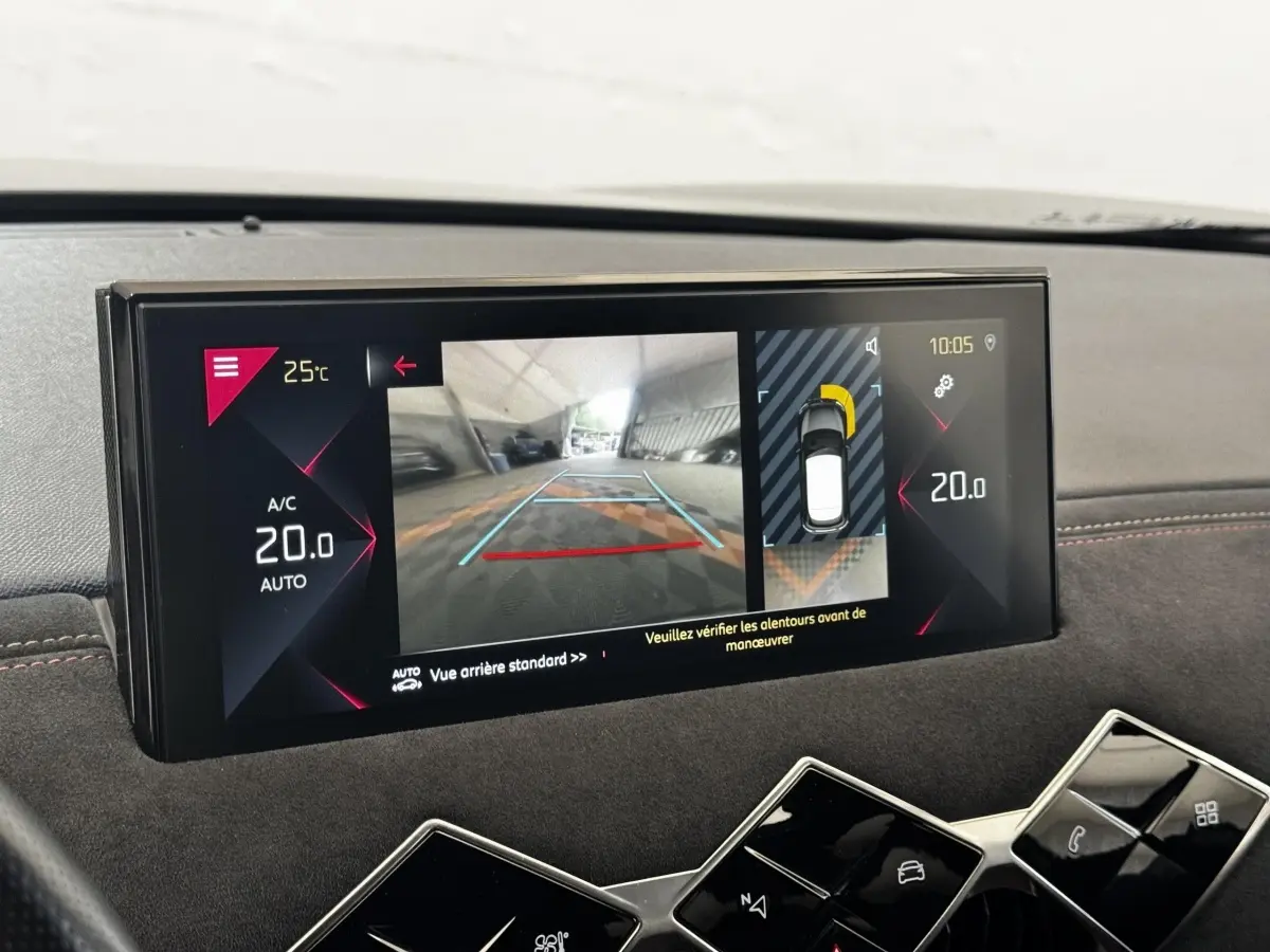 Écran tactile central du DS3 Crossback gris foncé montrant la caméra de recul et l'aide au stationnement.