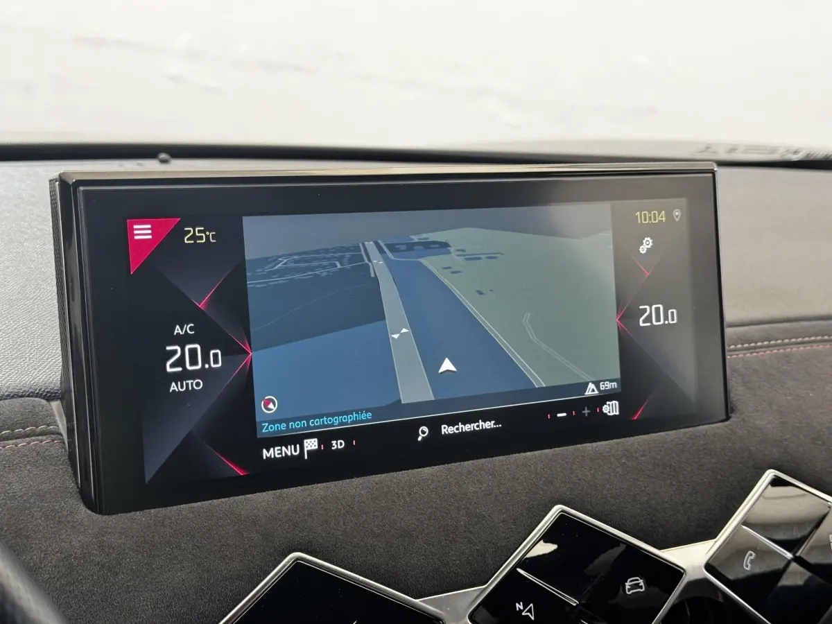 Écran tactile central du tableau de bord du DS3 Crossback 2021, affichant la navigation et la climatisation à 20°C.