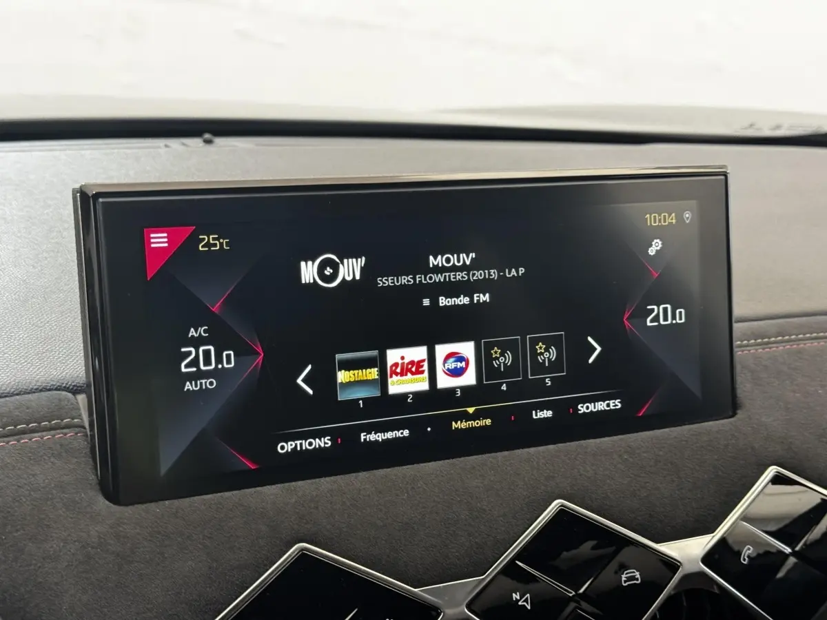 Écran tactile central du tableau de bord du DS3 Crossback gris foncé, affichant la radio et la climatisation à 20°C.
