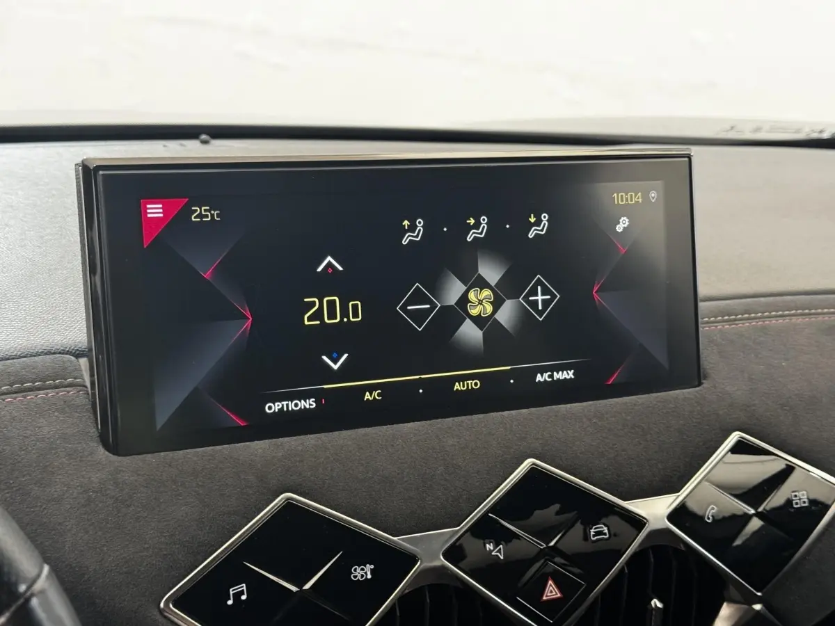 Écran tactile central affichant la climatisation à 20°C dans l'habitacle du DS3 Crossback gris foncé.