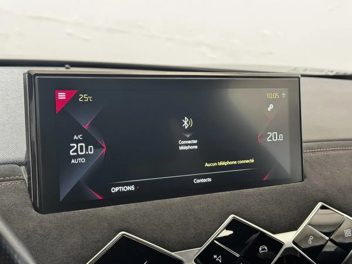 Écran tactile central du tableau de bord DS3 Crossback gris foncé, avec affichage Bluetooth et climatisation à 20°C.