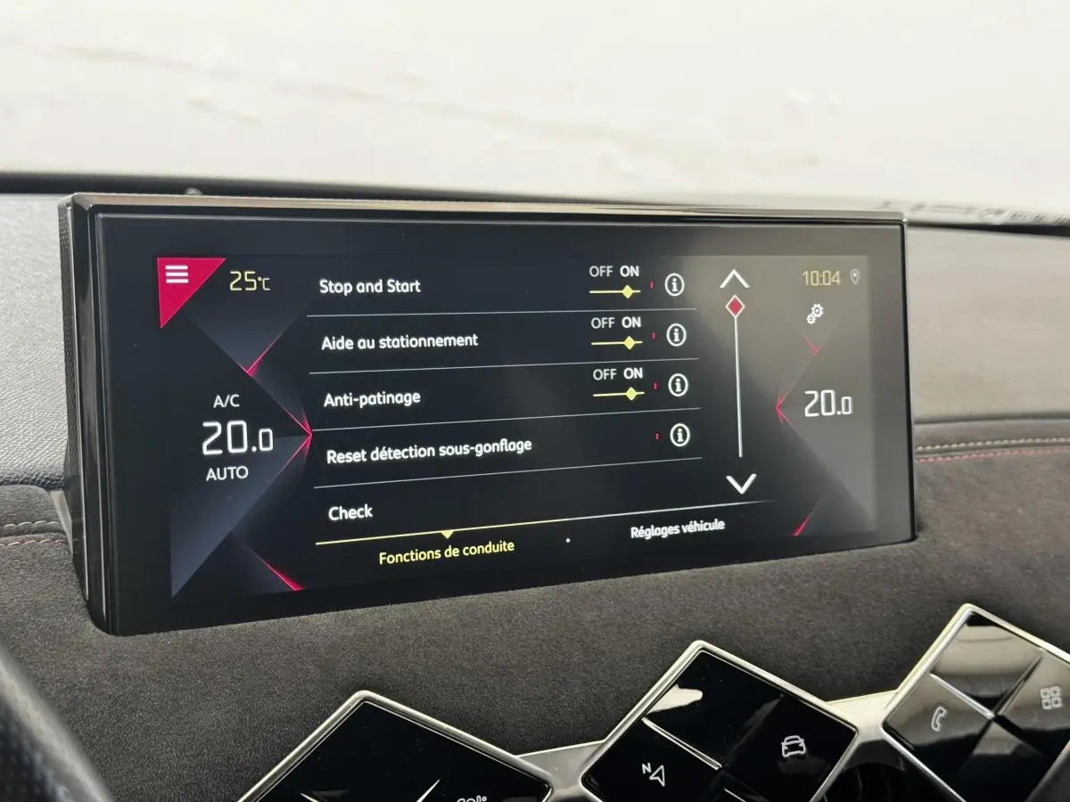 Écran tactile central du DS3 Crossback 2021 affichant les réglages d’aide à la conduite et climatisation.