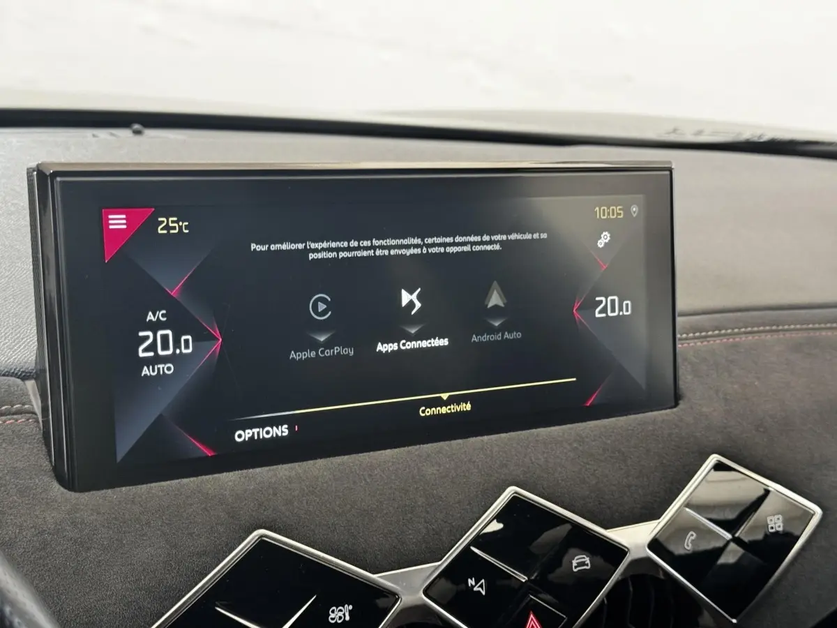 Écran tactile central affichant la connectivité Apple CarPlay et Android Auto sur DS3 Crossback gris foncé.