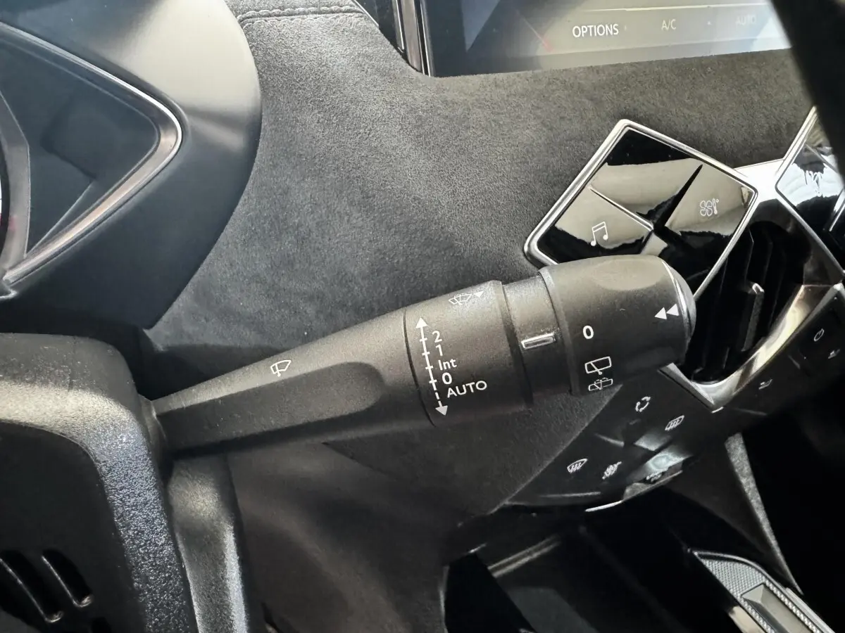 Gros plan sur la commande d’essuie-glace du DS3 Crossback 2021, avec tableau de bord et boutons tactiles noirs.