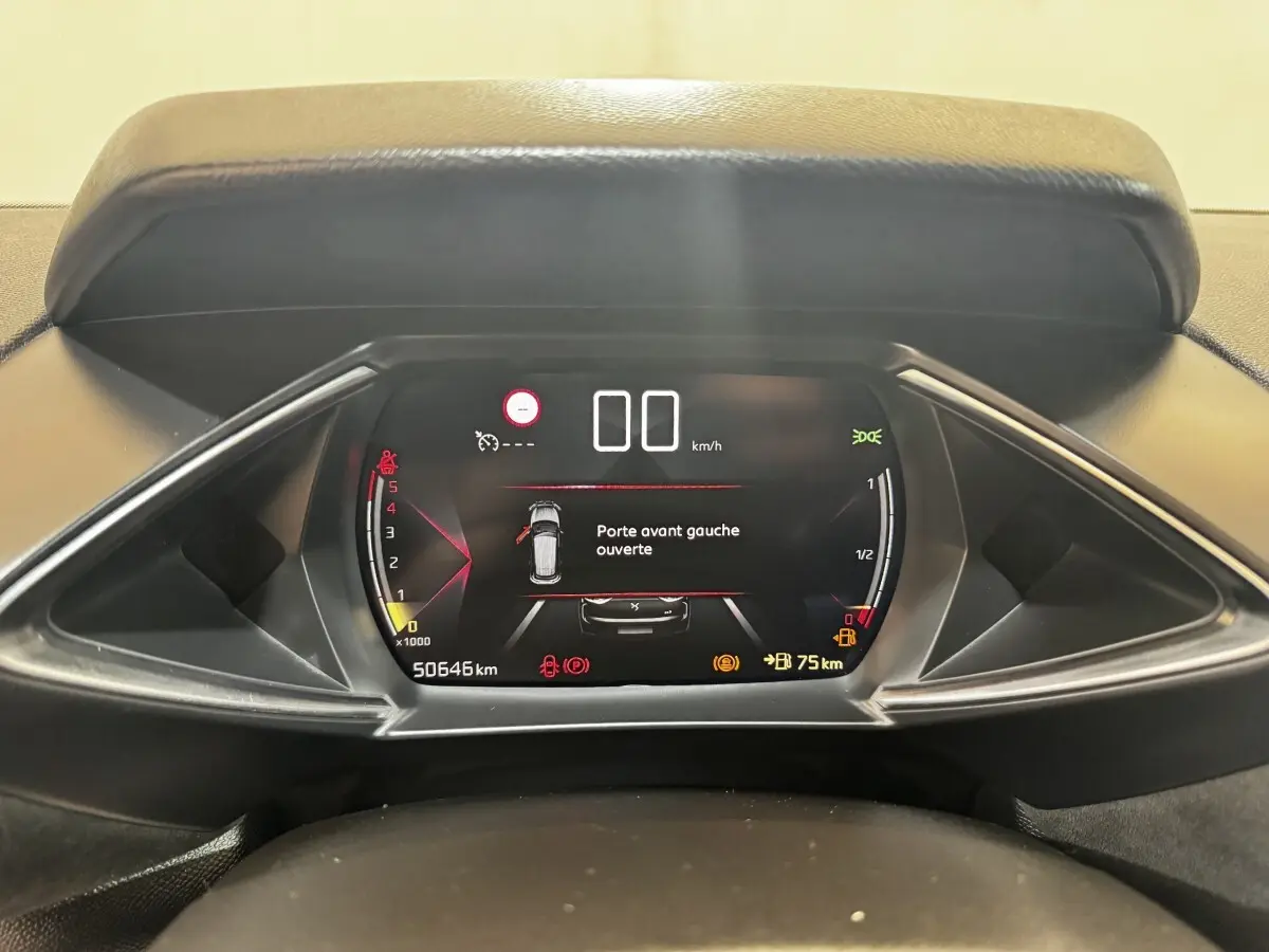 Tableau de bord numérique du DS3 Crossback gris foncé affichant porte avant gauche ouverte et compteur à zéro km/h.