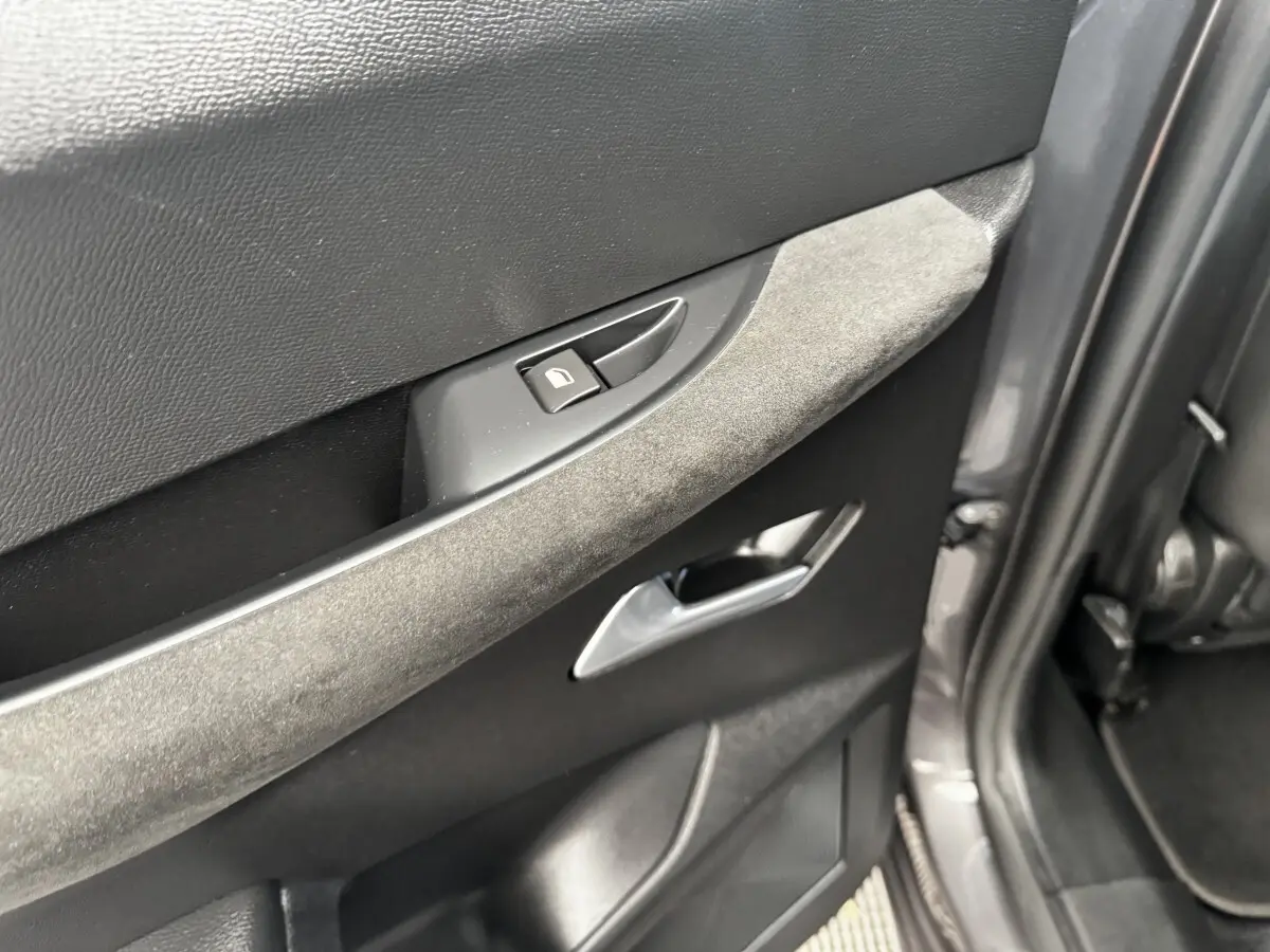 Détail de la porte arrière droite grise du DS3 Crossback 2021 avec poignée intérieure argentée et bouton de verrouillage.