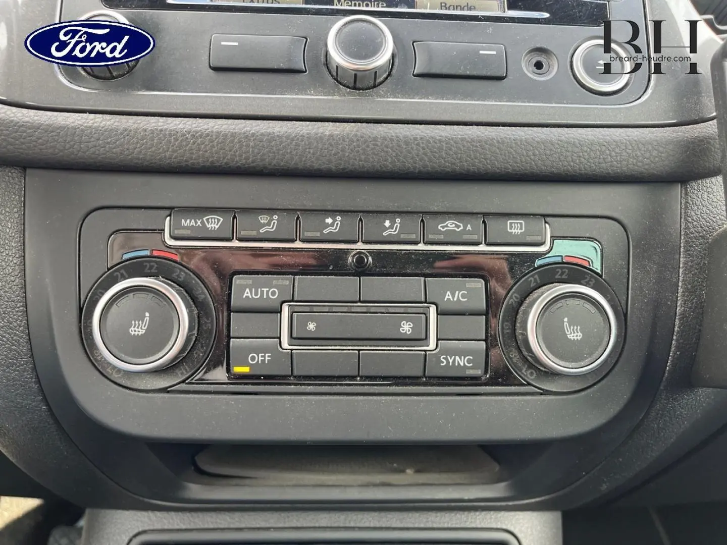 Vue avant rapprochée du tableau de bord noir du Volkswagen Tiguan gris poivre, mettant en valeur la climatisation automatique bi-zone.