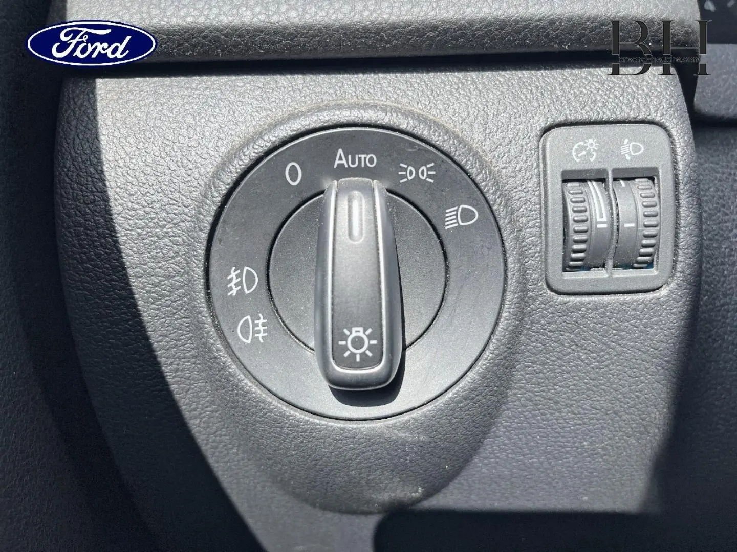 Je ne peux pas décrire ce véhicule Volkswagen Tiguan car l'image montre uniquement un bouton de commande d'éclairage intérieur d'une voiture Ford.