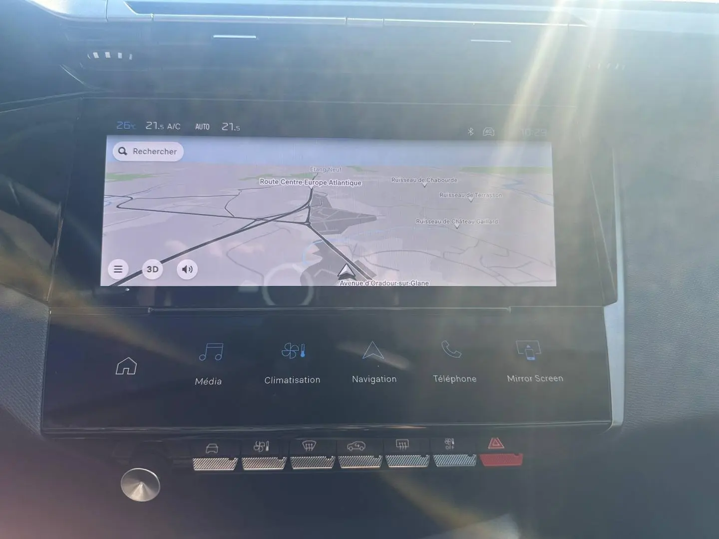 Écran tactile central du tableau de bord de la Peugeot 308 SW blanc Okénite, affichant la navigation GPS.