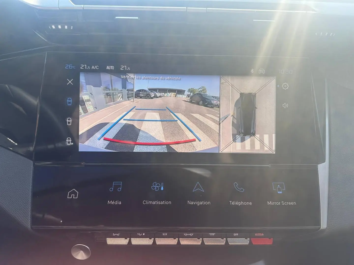Écran tactile intérieur de la Peugeot 308 SW blanc montrant la caméra de recul et vue 360° du stationnement.