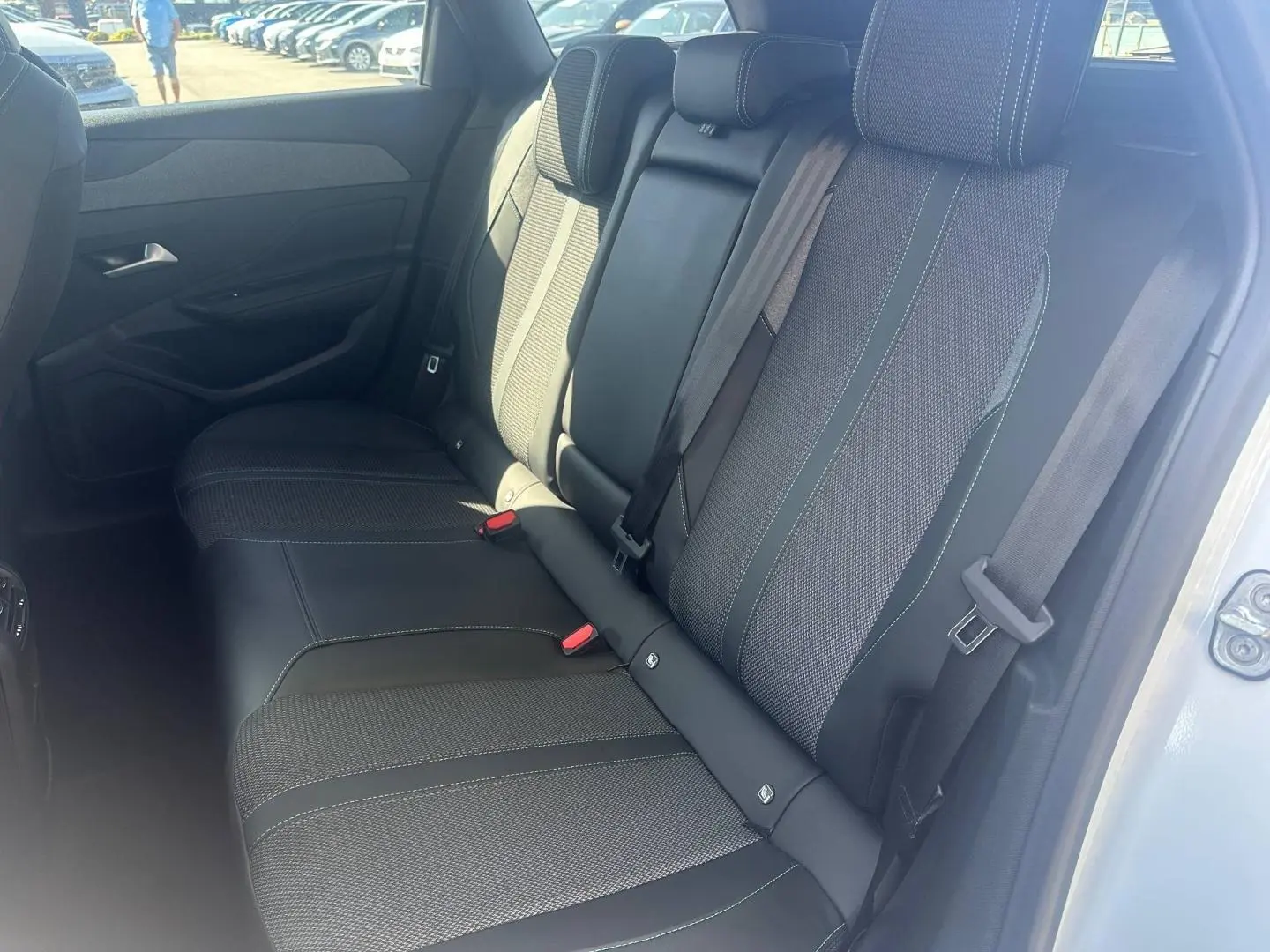 Vue intérieure côté droit sur la banquette arrière en tissu et cuir noir du Peugeot 308 SW blanc Okénite.