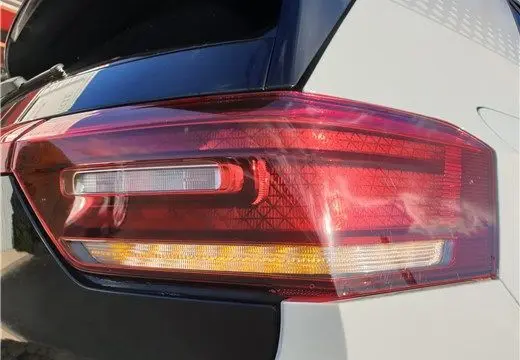 Gros plan sur le feu arrière droit rouge et blanc d'une Volkswagen ID.3 blanc glacier, soulignant ses lignes modernes.