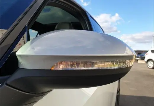 Rétroviseur droit blanc glacier du Volkswagen ID.3 204 ch 1st Max électrique, avec clignotant intégré, vue rapprochée.