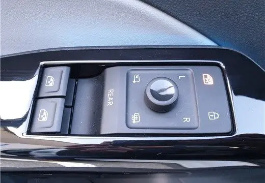 Gros plan sur les commandes de réglage des rétroviseurs et des vitres, finition noire brillante dans une Volkswagen ID.3 blanc glacier.