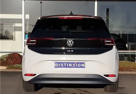 Vue arrière du Volkswagen ID.3 blanc glacier avec toit noir et feux arrière LED distinctifs.