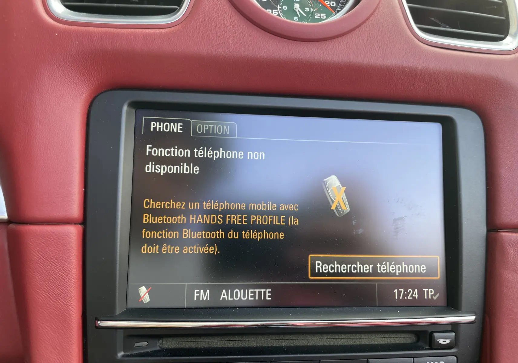 Écran central du système Porsche Communication Management dans un intérieur cuir rouge grenat du Boxster S 981 2012