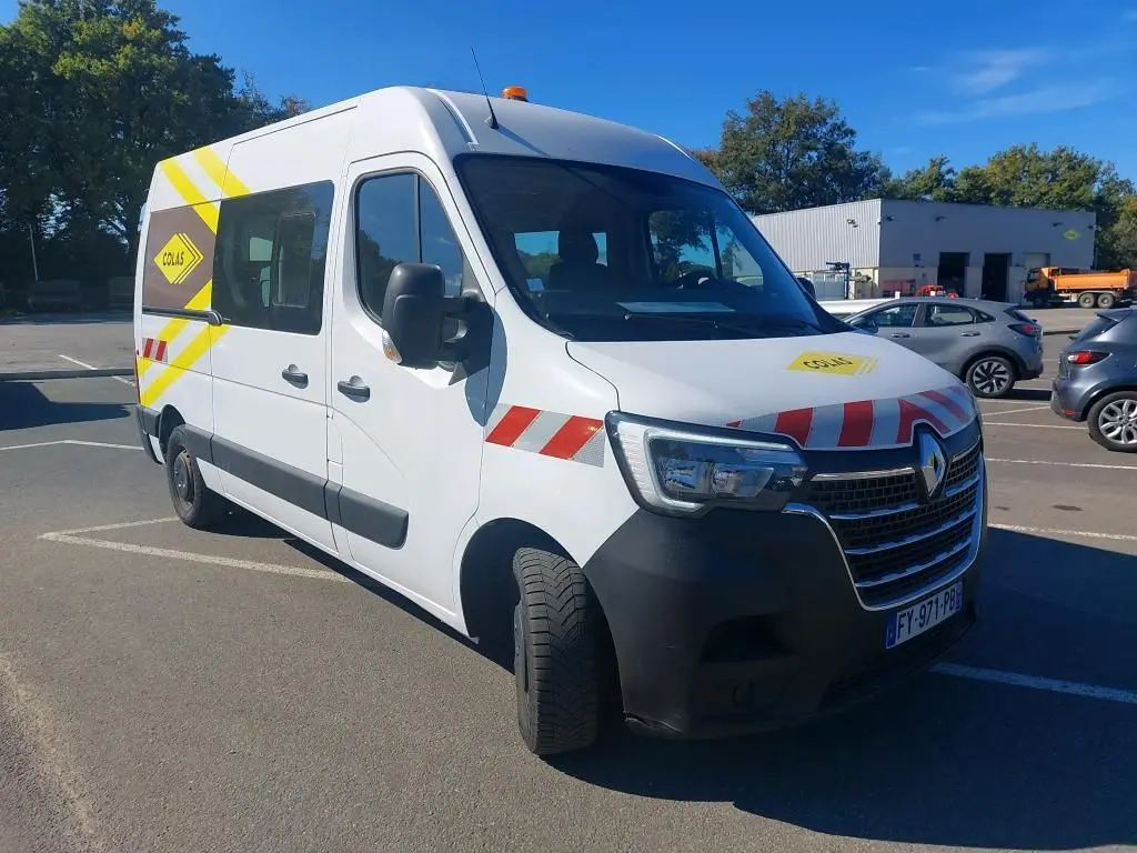 Renault Master cabine approfondie blanc en 3/4 avant droit avec bandes rouges et gyrophare orange sur le toit.