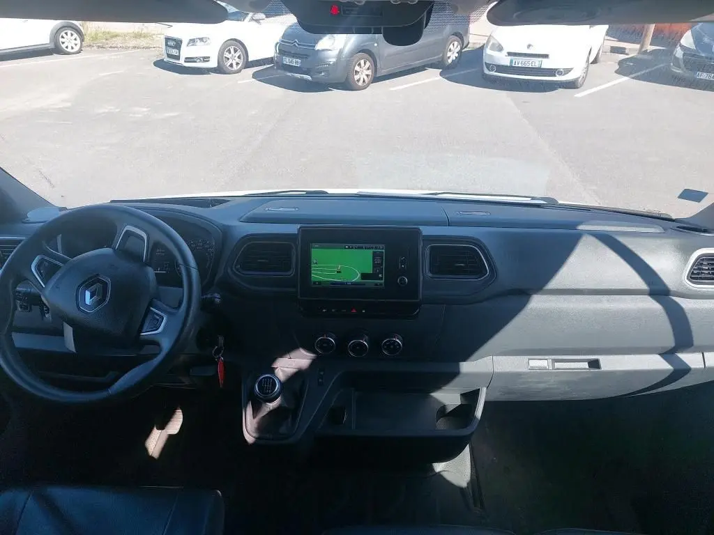 Vue intérieure avant du tableau de bord du Renault Master Blanc 2021 avec écran tactile et volant à gauche.